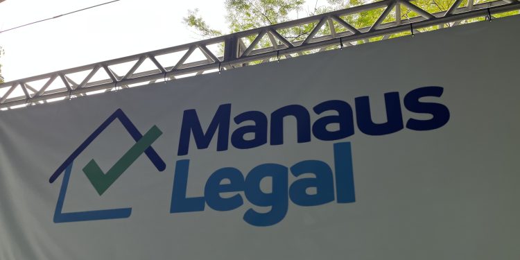 🔴David Almeida entrega mais de 400 registros definitivos de imóveis na zona Leste