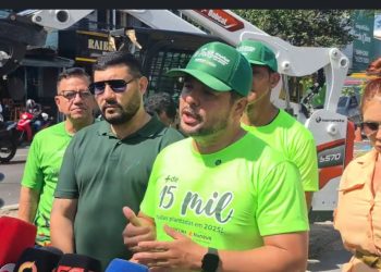 Prefeito David Almeida anuncia novidades para arborização na cidade com ação de plantio na zona Leste