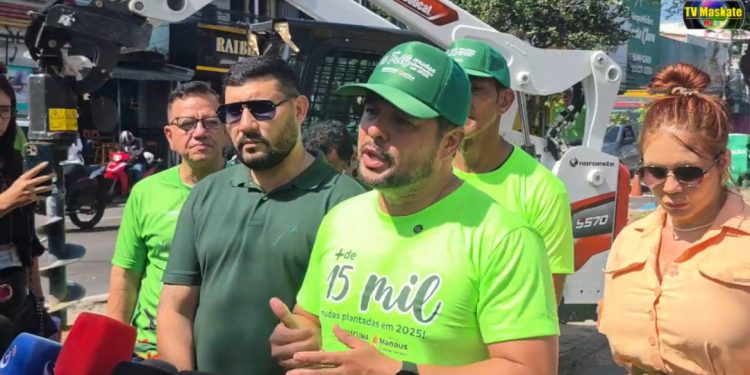 Prefeito David Almeida anuncia novidades para arborização na cidade com ação de plantio na zona Leste