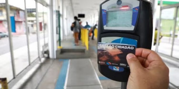 Transporte gratuito para estudantes: Prefeito assina projeto do Passe Livre Estudantil