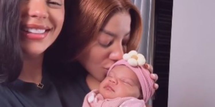 Ludmilla e Brunna apresentam a filha Zuri ao mundo