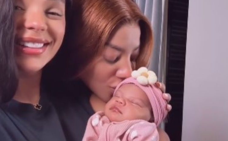 Ludmilla e Brunna apresentam a filha Zuri ao mundo
