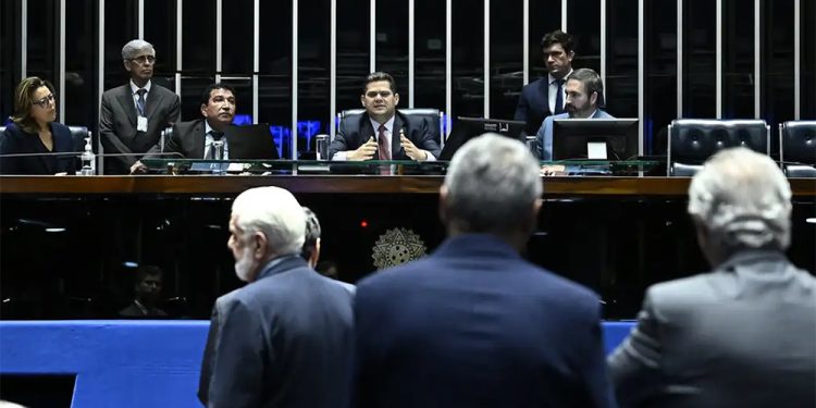 Amazonas ganha dois – Senado aprova projeto que aumenta número de deputados federais