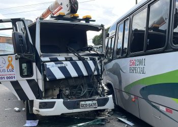 AO VIVO: Colisão entre ônibus e caminhão deixa motorista preso entre as ferragens