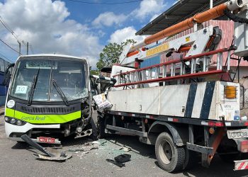 Acidente deixa motorista preso as ferragens. Veja o vídeo