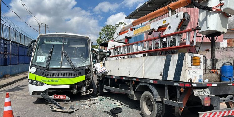 Acidente deixa motorista preso as ferragens. Veja o vídeo