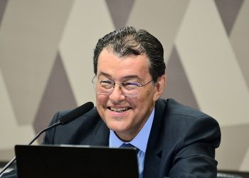 Eduardo Braga celebra inclusão dos aeroportos de Parintins, Itacoatiara e Barcelos em programa federal de modernização