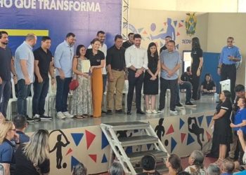 Governador Wilson Lima entrega mil títulos definitivos para moradores do Vale do Sinai, Zona Norte.