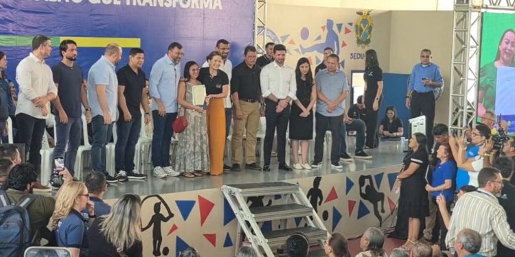 Governador Wilson Lima entrega mil títulos definitivos para moradores do Vale do Sinai, Zona Norte.