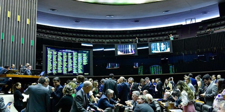 E nós, oh! – Congresso arruma jabuti de R$ 640 bi para o povo pagar