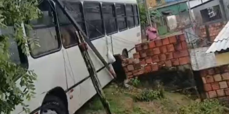 Colisão de ônibus contra árvore afeta passageiros do 085. Veja o vídeo