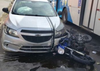 Colisão violenta deixa motorista ferido