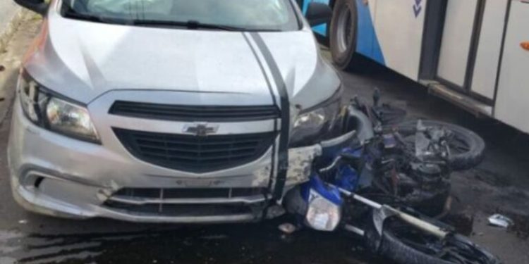 Colisão violenta deixa motorista ferido