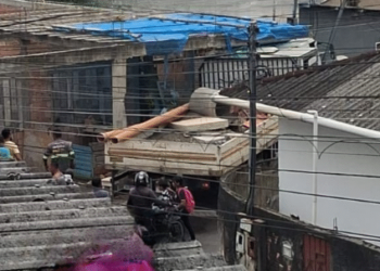 Ladeira perigosa! Caminhão desgovernado atinge casa e deixa feridos. Veja o vídeo