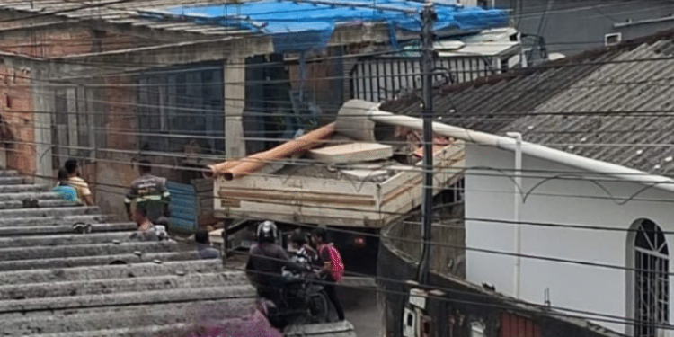 Ladeira perigosa! Caminhão desgovernado atinge casa e deixa feridos. Veja o vídeo