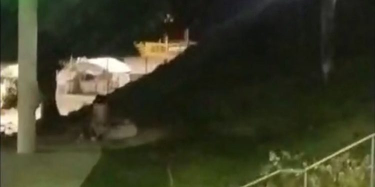 “No escurinho, toma!” Casal é filmado fazendo sex@ na Ponta Negra. Veja o vídeo