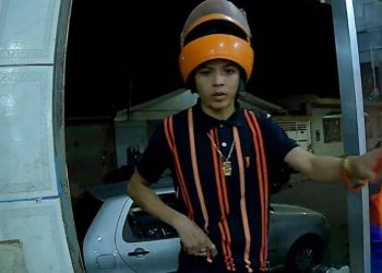 Vídeo revoltante! Funcionários e clientes de mercadinho são assaltados