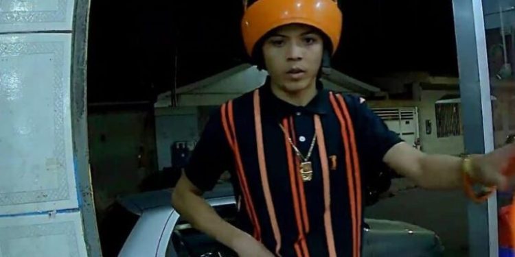 Vídeo revoltante! Funcionários e clientes de mercadinho são assaltados