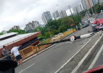 Cai poste e Av. Maceió fica interditada. Veja o vídeo