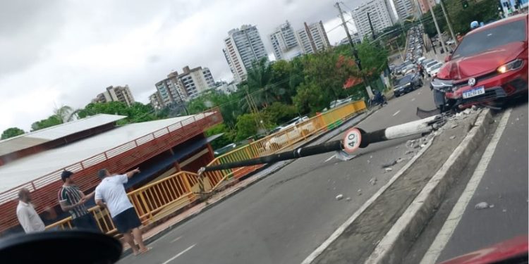 Cai poste e Av. Maceió fica interditada. Veja o vídeo