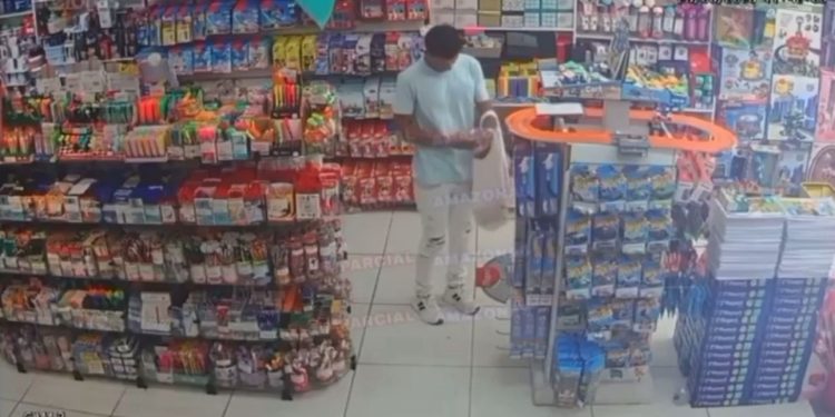 Loucura! Marmanjo entra em loja e furta bonecas, no Centro. Veja o vídeo