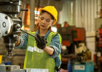 Indústria brasileira cria mais de 910 mil empregos em quatro anos