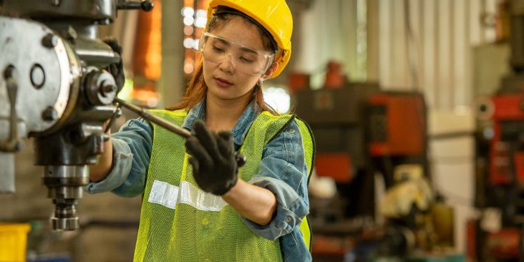 Indústria brasileira cria mais de 910 mil empregos em quatro anos