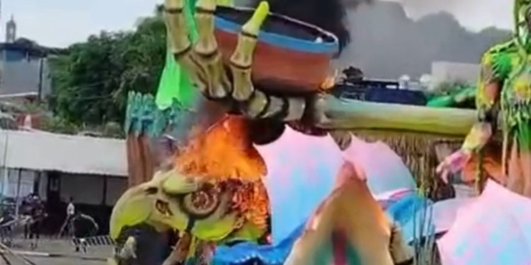 Fogo na alegoria do Caprichoso causa pânico no Bumbódromo de Parintins. Veja o vídeo