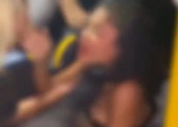 “Tava roubando.” Passageiros dão surra e arrancam dente de jovem suspeita de assaltar busão. Veja o vídeo