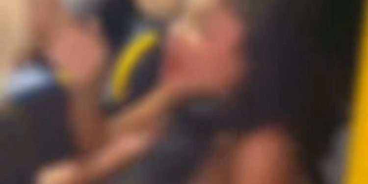 “Tava roubando.” Passageiros dão surra e arrancam dente de jovem suspeita de assaltar busão. Veja o vídeo