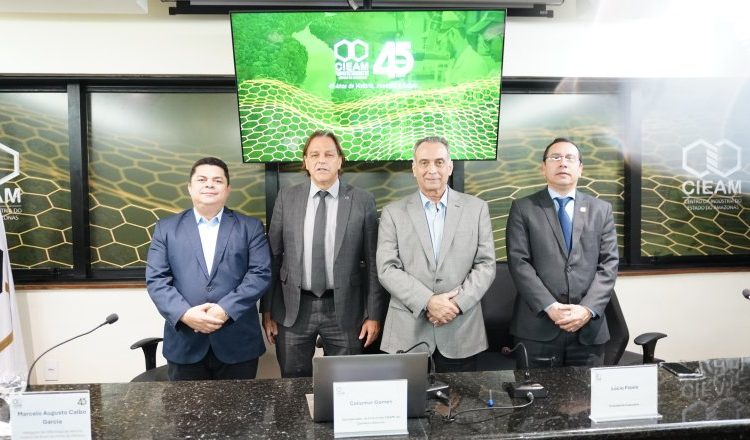Comissão CIEAM de Comércio Exterior discute operações aduaneiras com representante da Receita Federal