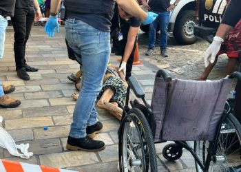 Liberado pela polícia, filho que empurrava pai morto em cadeira de rodas, no Centro