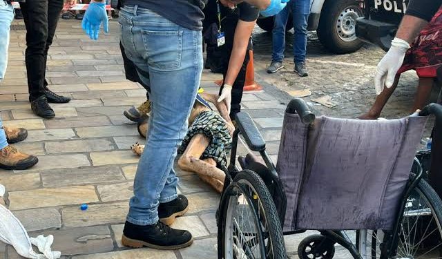 Liberado pela polícia, filho que empurrava pai morto em cadeira de rodas, no Centro