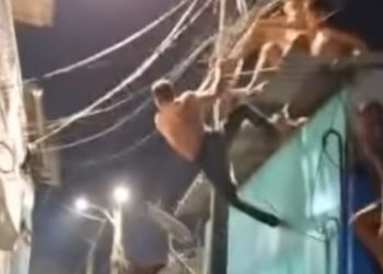 Pegou pisada no bucho e é espancado por moradores. Veja o vídeo