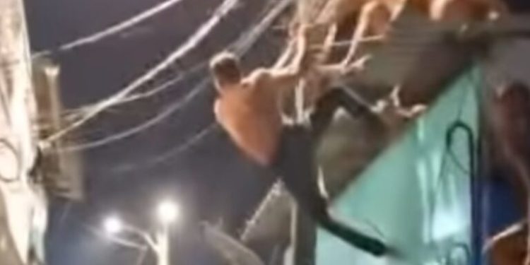 Pegou pisada no bucho e é espancado por moradores. Veja o vídeo