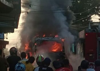 Ônibus vira cinzas após pegar fogo. Veja o vídeo