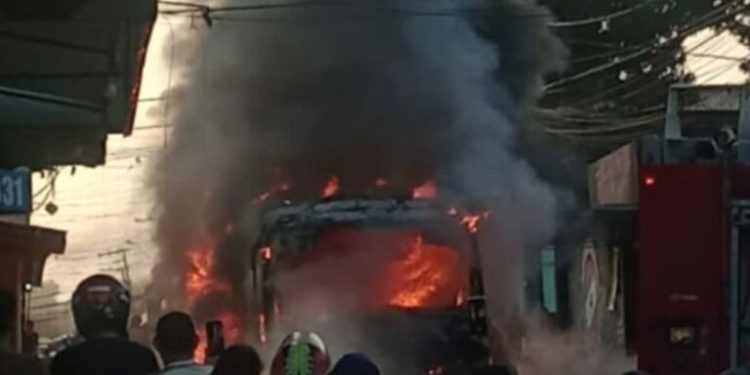 Ônibus vira cinzas após pegar fogo. Veja o vídeo