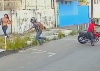 Câmera filma mulher tentando correr desesperada de assalto no Parque 10