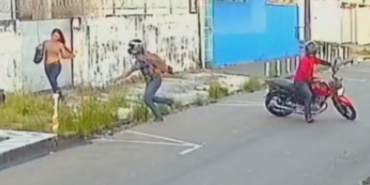 Câmera filma mulher tentando correr desesperada de assalto no Parque 10