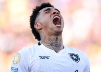 Botafogo vence o PSG, faz história e vira líder