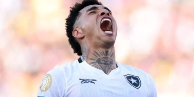 Botafogo vence o PSG, faz história e vira líder