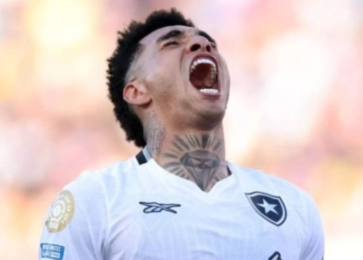 Botafogo vence o PSG, faz história e vira líder