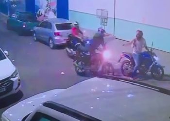 Câmera flagra bandidos em ação no São Jorge; garupa e motociclista são assaltados