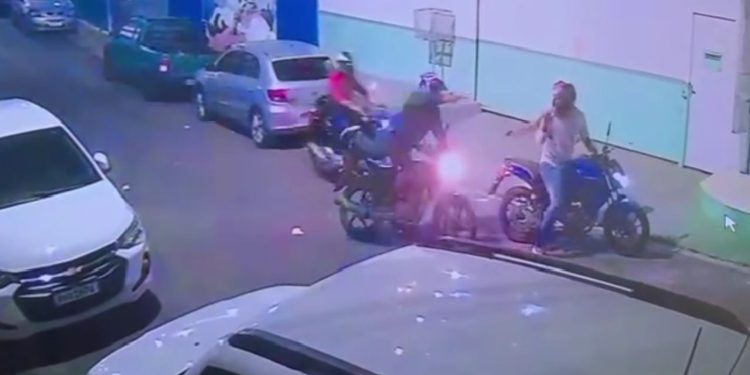 Câmera flagra bandidos em ação no São Jorge; garupa e motociclista são assaltados