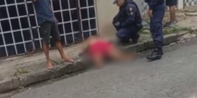 Grupo espanca homem com pauladas na cabeça no Santa Luzia