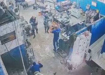 Câmera de segurança registra assalto com reféns em empresa na zona oeste de Manaus