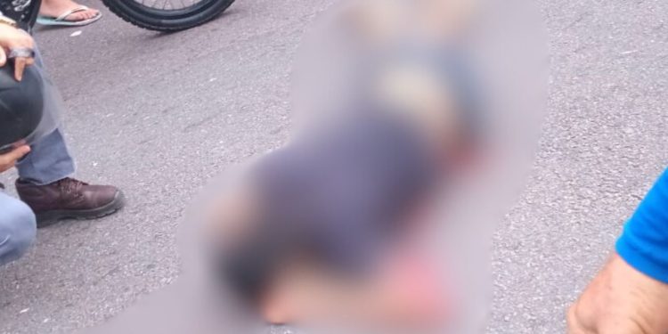 Na garupa de moto, jovem é baleado e morre no meio da avenida no Japiim