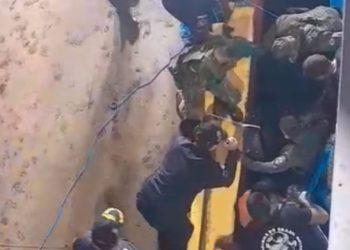 Ao escorregar, mulher cai no vão entre balsa e barco durante viagem a Parintins; vídeo