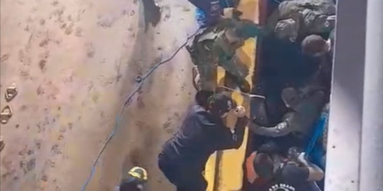 Ao escorregar, mulher cai no vão entre balsa e barco durante viagem a Parintins; vídeo