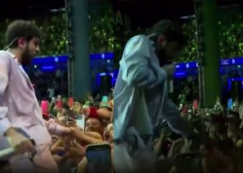 Fã não se segura e tenta pegar na 'tromba' do cantor Nattan em Parintins: "Pega ai não"